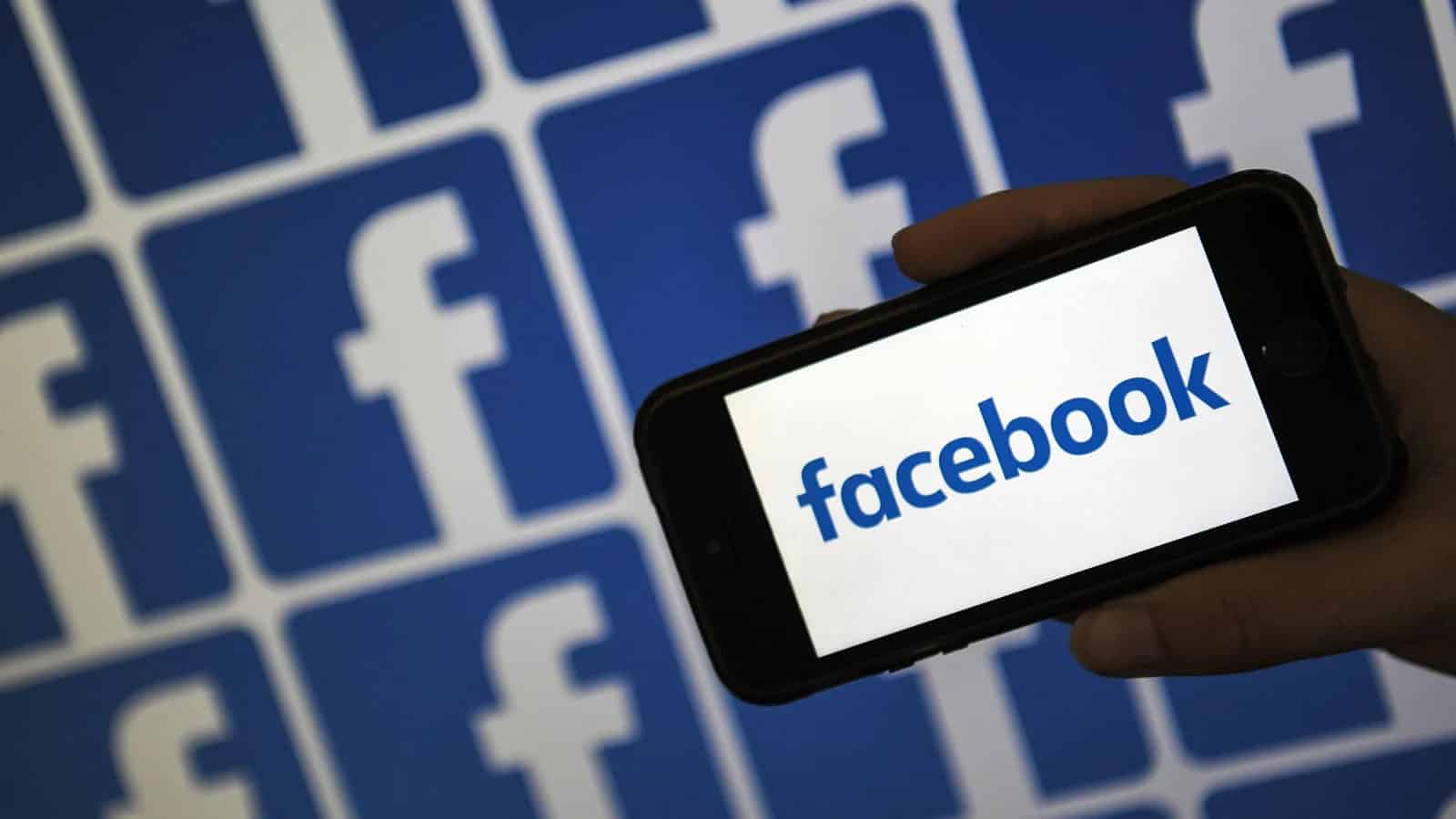 فيسبوك تطلب من الباحثين التوقف عن استخدام بياناتها