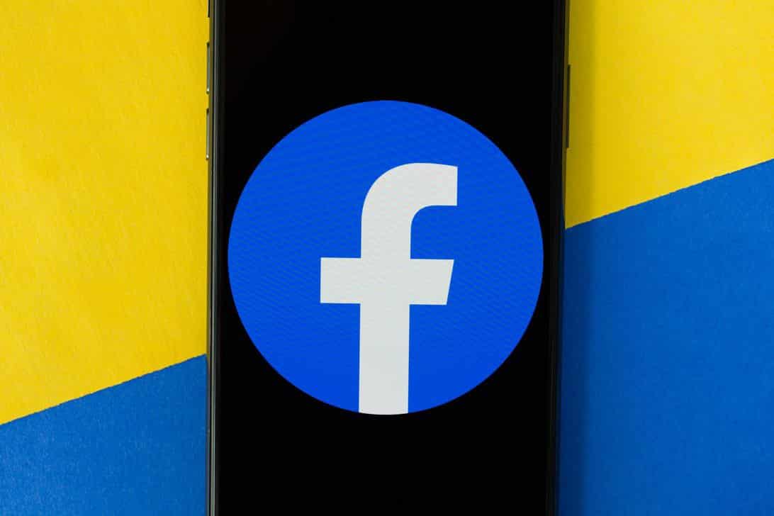 فيسبوك تختبر الوضع المظلم لنظامي iOS وأندرويد.. إليك كيفية تجربته