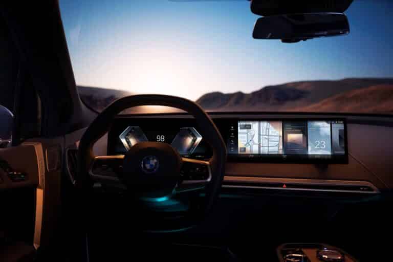 نظام iDrive 8 من BMW يقرب القيادة الذاتية