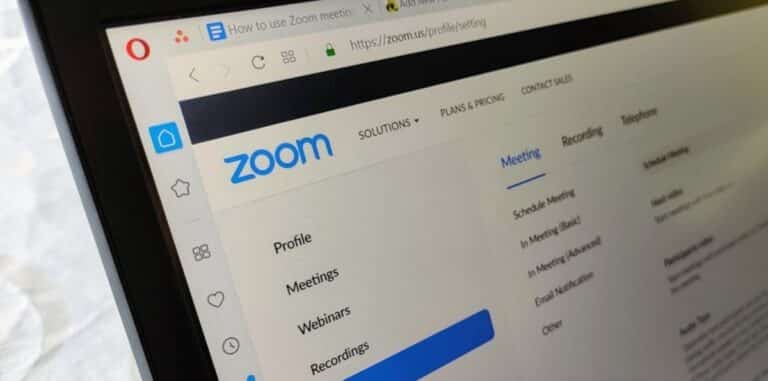 كيفية إضافة جهات الاتصال إلى حسابك في تطبيق Zoom بسهولة