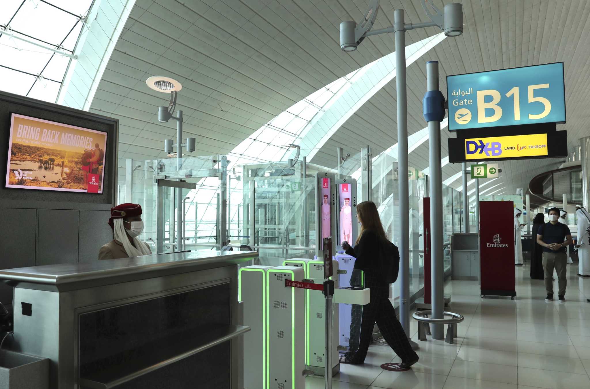 مطار دبي يستخدم عيون المسافرين بدلًا من جوازات السفر