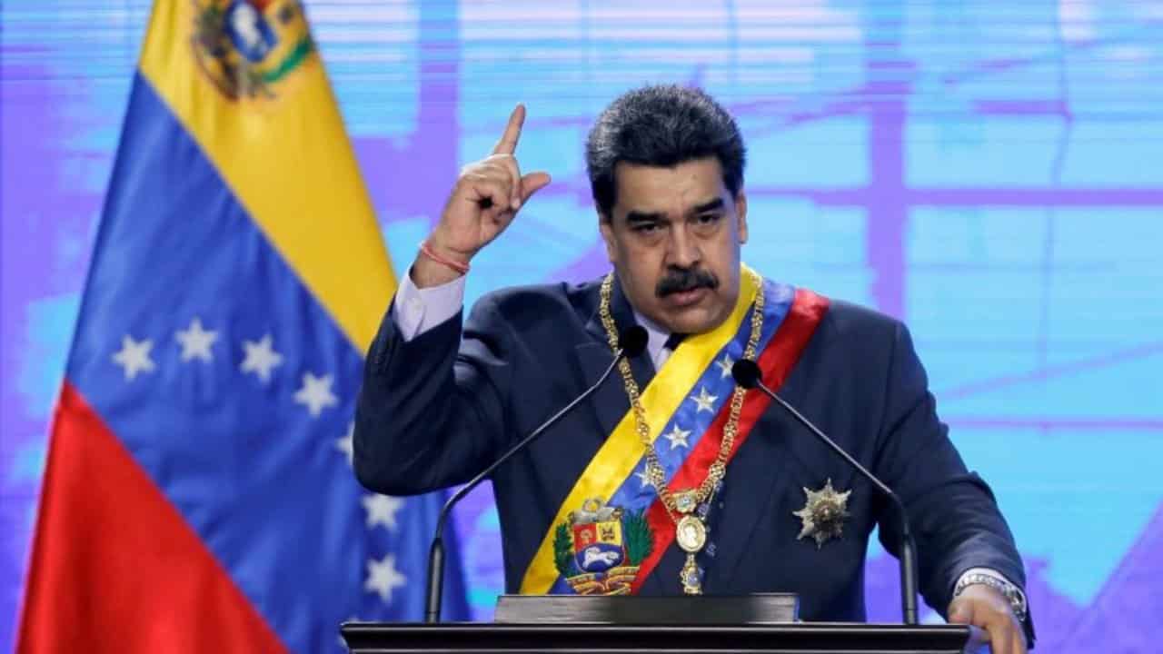 فنزويلا تصف تعليق فيسبوك لمادورو بأنه شمولية رقمية