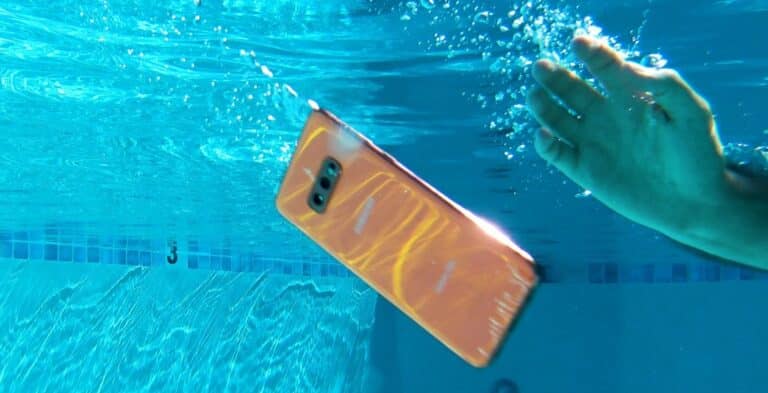 5 طرق لإنقاذ هاتف ذكي وقع في الماء وتكون مستعدًا في حالة حدوث ذلك
