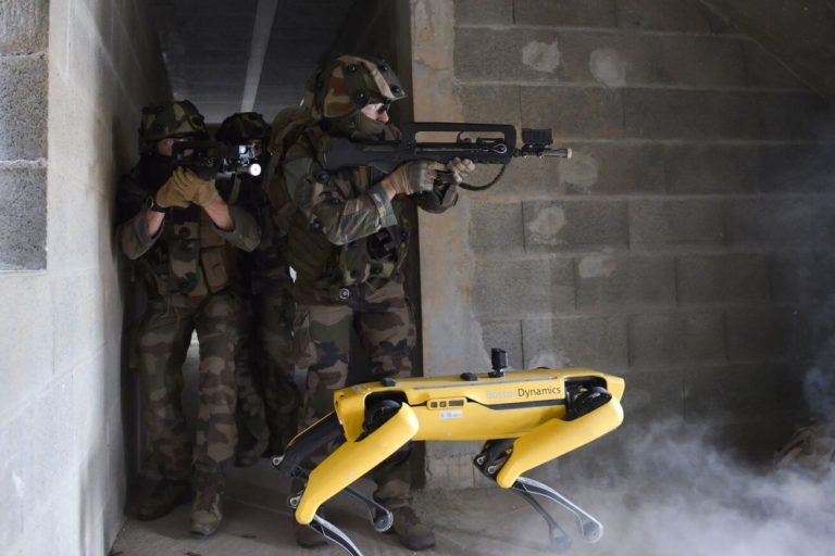 الجيش الفرنسي يختبر روبوت Spot في تدريب قتالي