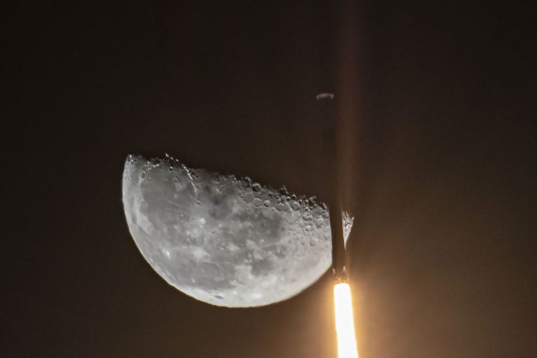 شركة SpaceX ترسل مهمة قمرية ممولة بواسطة Dogecoin