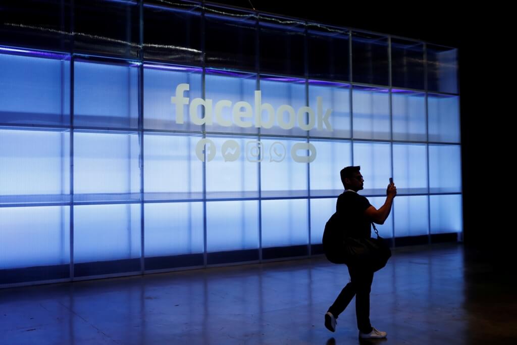 فيسبوك تواجه مشاكل بسبب ممارساتها الإشرافية