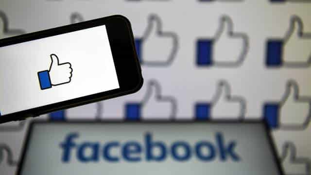 فيسبوك تشتبك مع الحكومة الأمريكية بسبب لقاحات كورونا