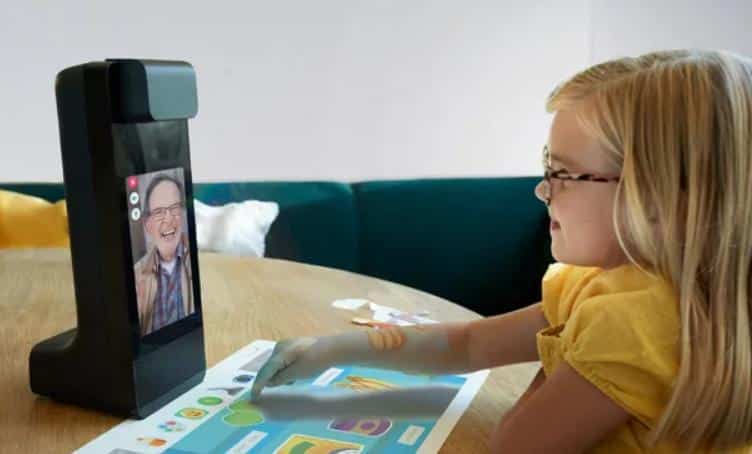Echo Glow من أمازون لدردشة الفيديو مع ألعاب مدمجة لإبقاء الأطفال متفاعلين
