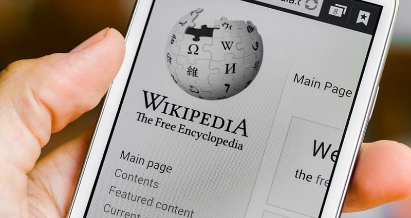 5 أسباب لاستخدام تطبيق ويكيبيديا بدلًا من موقع الويب