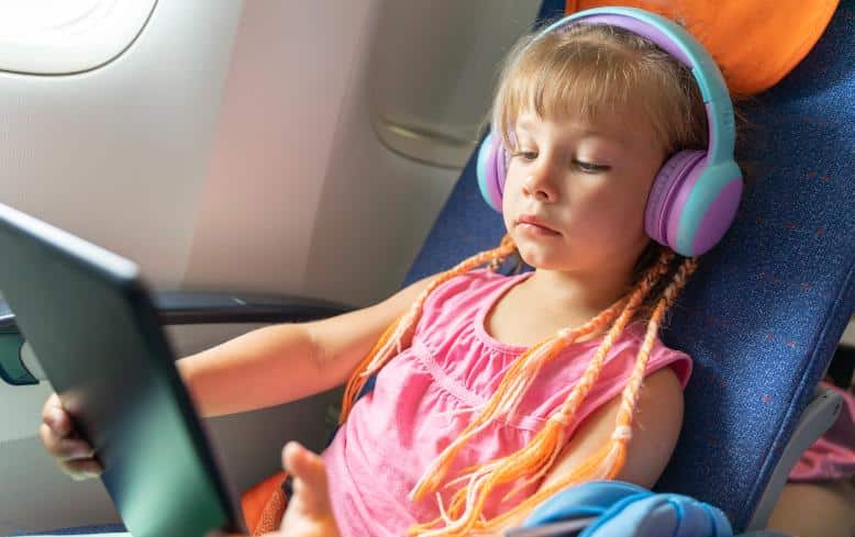 أجهزة وأدوات مفيدة عند السفر مع الأطفال