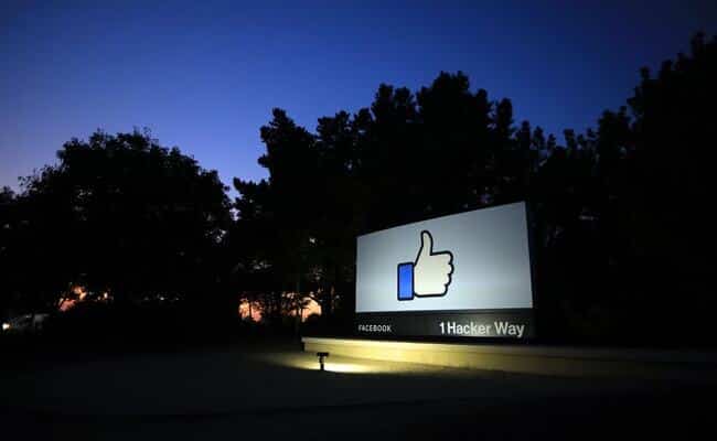 فيسبوك تعتذر بعد أن وصفت رجال سود بأنهم قرود