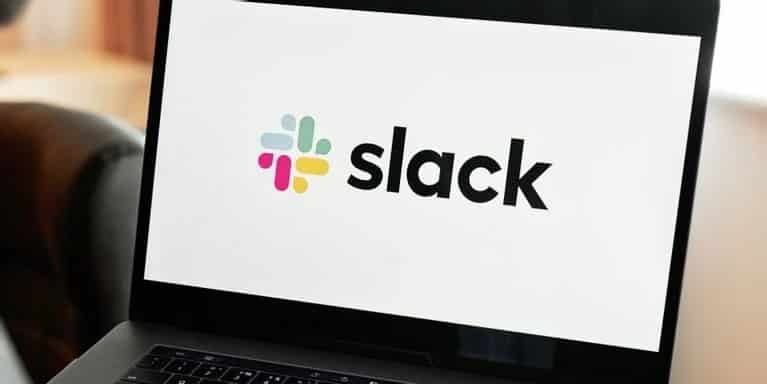 أصبحت منصة Slack أحد أهم منصات التواصل الاجتماعي بين العاملين عن بعد، وقد زادت أهميتها انتشار العمل عن بعد.  وتستطيع عبر المنصة جدولة الرسائل لترسل لاحقًا الى المستخدمين في أي وقت ترغب فيه، ويناسب هذا العاملين عن بعد في المناطق الزمنية المختلفة.