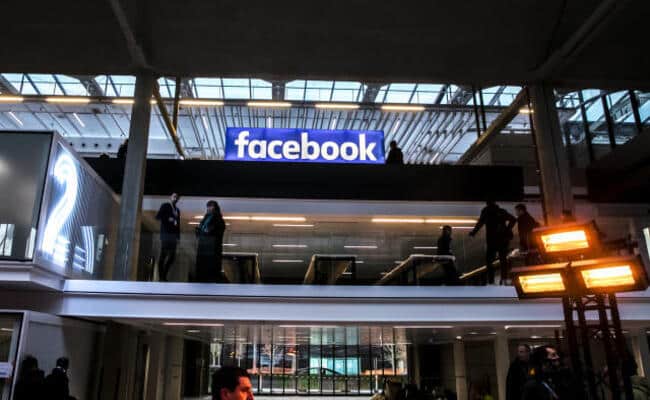 فيسبوك تبطئ تطوير المنتجات والميزات الجديدة