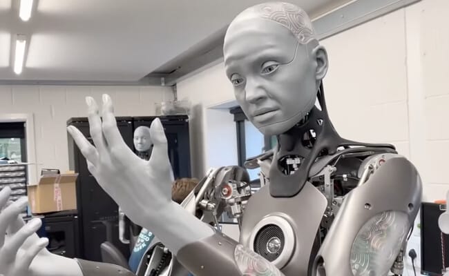 روبوت يحاكي تعابير الوجه البشري بشكل مخيف