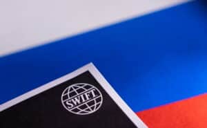 الولايات المتحدة وأوروبا تهددان روسيا بنظام SWIFT