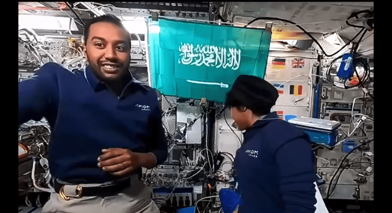 رائدا الفضاء السعوديان يجريان تجارب تعليمية في الفضاء مع طلاب المدارس