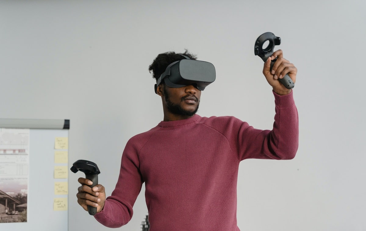ما الفرق بين الواقع الافتراضي VR والمعزز AR والمختلط MR؟