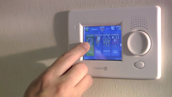 توفر نظم التحكم الآلي في المنزل الأمن والراحة والتكامل بين الأجهزة المختلفة بما يوفر في استخدام الطاقة